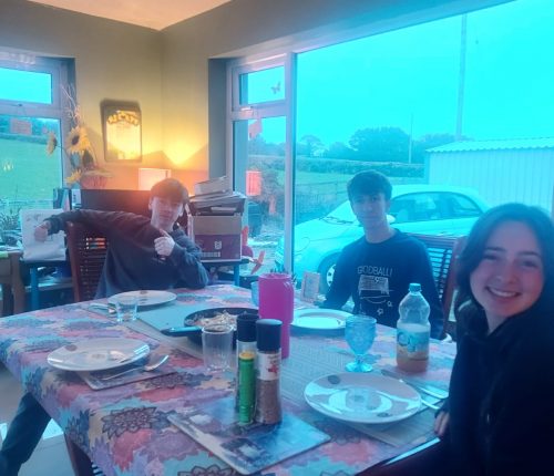 Pablo cenando con la familia