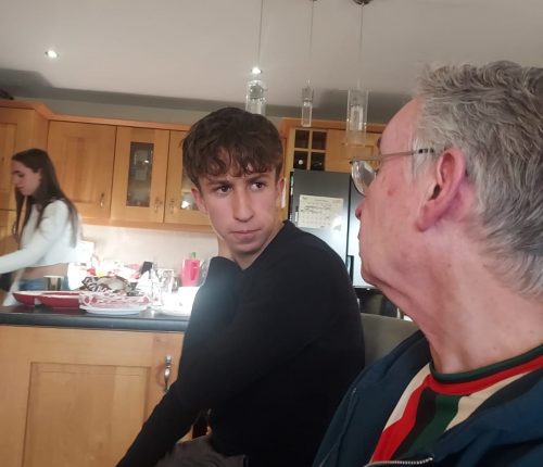 pablo charlando con la familia irlandesa
