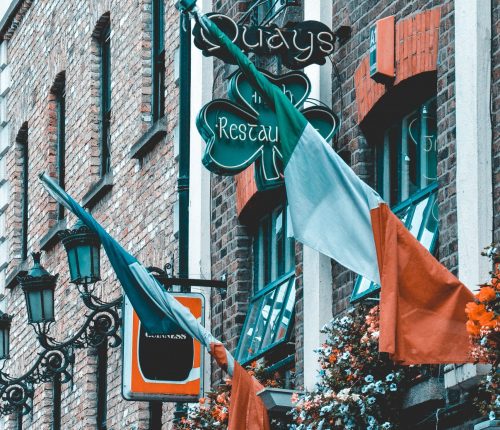 calle con banderas de Irlanda