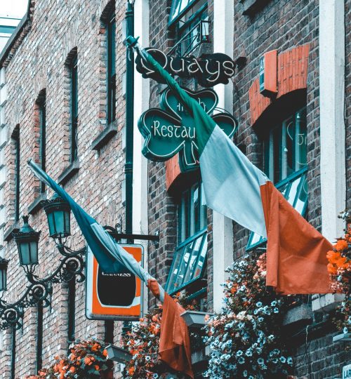 calle con banderas de Irlanda