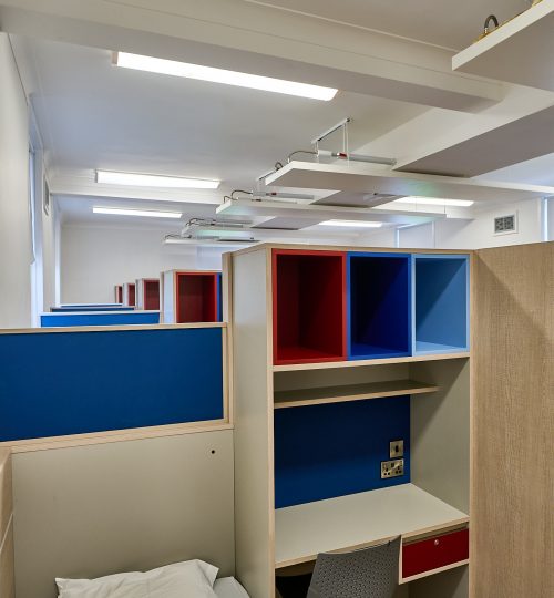 habitación escritorio y estanteria